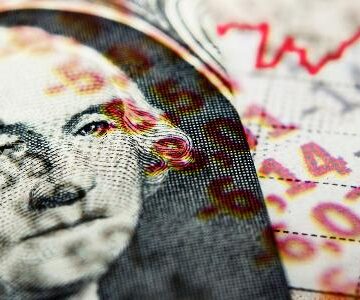 Dólar abre influenciado por prévia de inflação, balanços e petróleo