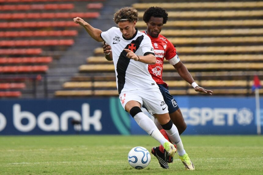 Nuno Moreira é testado em nova posição no Vasco, mais centralizado