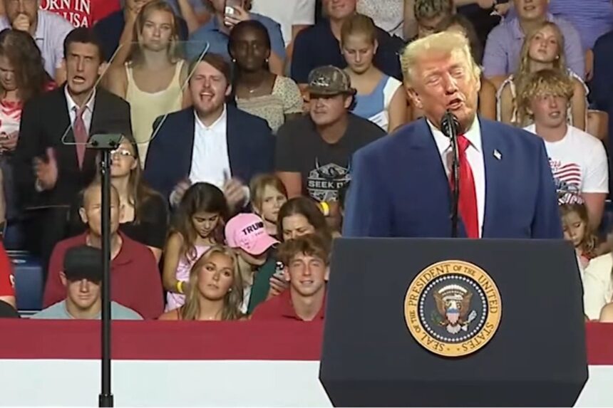 VÍDEO: jovem zomba e faz caretas durante discurso de Trump em comício nos EUA