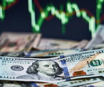 Dólar sobe a R$ 5,84 e Bolsa cai com petróleo Dólar sobe a R$ 5,84 e Bolsa cai com petróleo a US$ 100