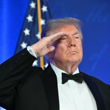 Governo Trump planeja enviar funcionários ao Brasil para questionar integridade das urnas eletrônicas, diz jornal
