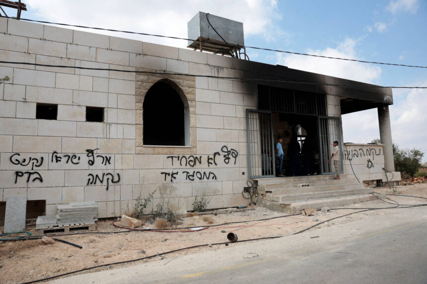 Colonos israelenses incendeiam mesquitas na Cisjordânia – 26/07/2026 – Mundo