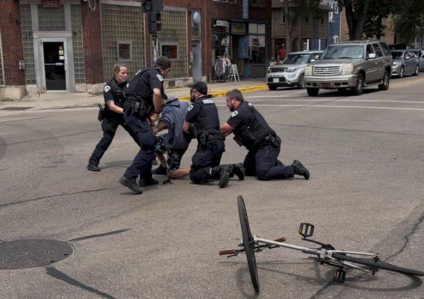 VÍDEO mostra policiais matando homem a tiros durante abordagem no estado de Wisconsin, nos EUA