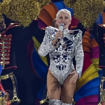 Botas, ombreiras e mais: os looks de Xuxa na turnê “O Último Voo da Nave”