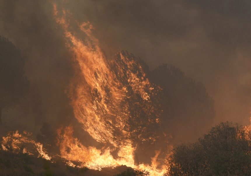 Incêndio florestal nos arredores de Madri está 'fora de capacidade de extinção', dizem bombeiros; centro da Nasa na Espanha é esvaziado