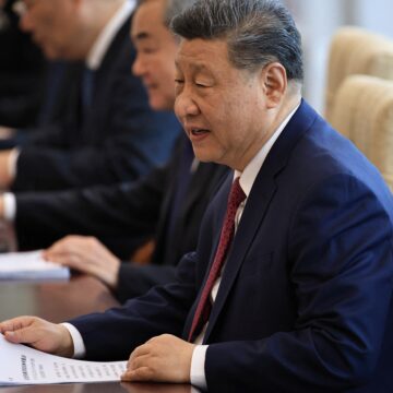 China critica novas tarifas dos EUA e se aproxima do Brasil em meio à tensão comercial