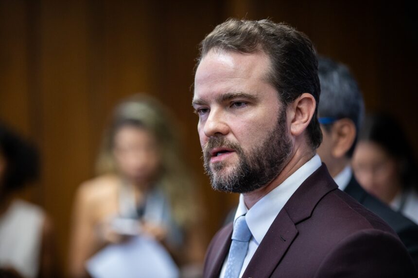 'Taxa das blusinhas': ministro da Fazenda monitora de perto impacto Ministro da Fazenda diz que Brasil está melhor que a Argentina e chama Milei de 'palhaço'