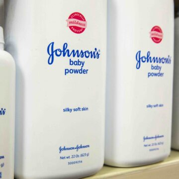 Johnson & Johnson oferece R$ 28 bilhões para encerrar processos que ligam uso de talco a câncer