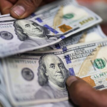 Dólar abre em queda, com foco em nova decisão de juros do Fed