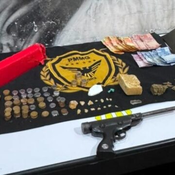 Arma, drogas e dinheiro são apreendidos durante operação em Curvelo; Arma, drogas e dinheiro são apreendidos durante operação em Curvelo; três foram presos