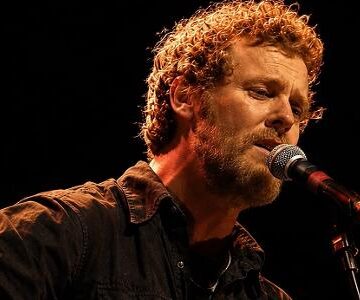 Famosos lamentam morte de Glen Hansard, vencedor do Oscar
