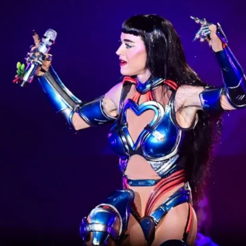 Katy Perry fica presa em garrafa inflável e pede ajuda ao público em show
