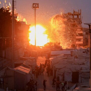 VÍDEO: Israel bombardeia mesquita em Gaza