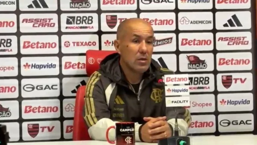 A cobrança de Leonardo Jardim após o gol sofrido pelo Flamengo