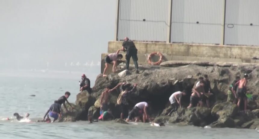 VÍDEO mostra imigrantes do Marrocos chegando a nado em Ceuta, cidade da Espanha