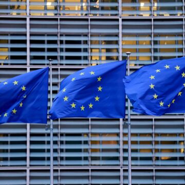 UE anuncia € 10 bilhões para financiar sete gigafábricas de IA e reduzir distância de EUA e China na tecnologia