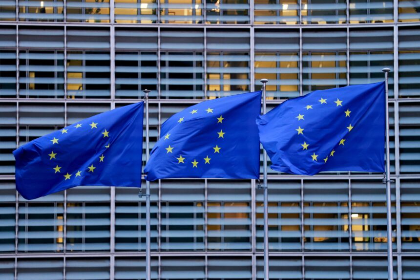 UE anuncia € 10 bilhões para financiar sete gigafábricas de IA e reduzir distância de EUA e China na tecnologia