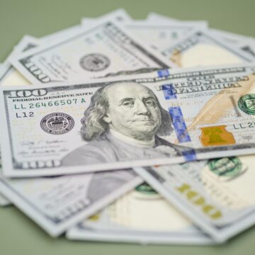 Dólar opera em queda, de olho em dados econômicos e conflito entre EUA e Irã; Ibovespa sobe
