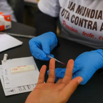 Desinformação sobre HIV dificulta tratamento e aumenta preconceito Desinformação sobre HIV dificulta tratamento e aumenta preconceito