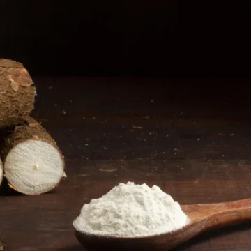 Farinha de mandioca faz mal à saúde? Entenda o que ela realmente faz