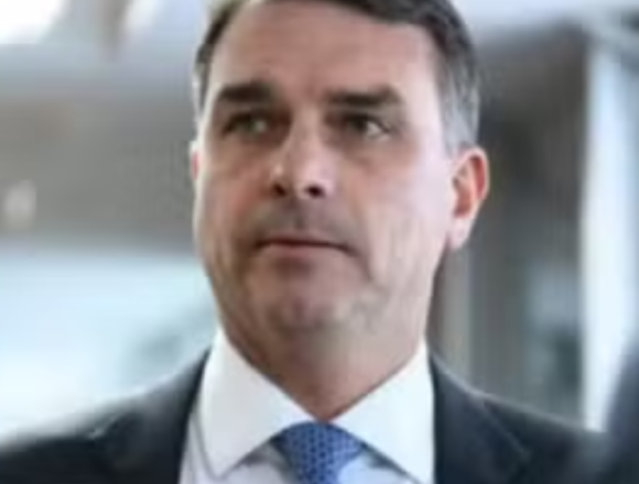 Flávio Bolsonaro buscou financiamento de banqueiro para cinebiografia do pai, indicam mensagens