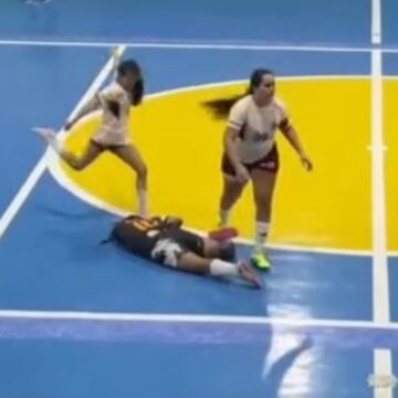 Jogadora de futsal que chutou cabeça de adversária está arrependida e lamenta o caso, diz defesa