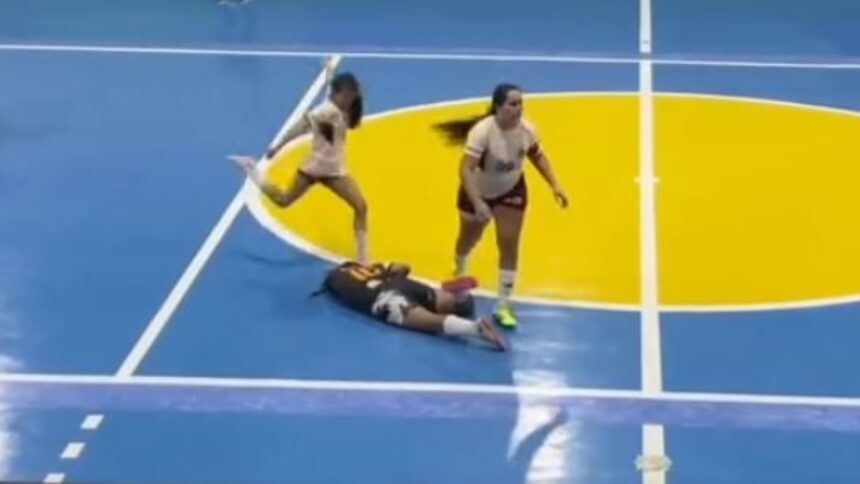 Jogadora de futsal que chutou cabeça de adversária está arrependida e lamenta o caso, diz defesa