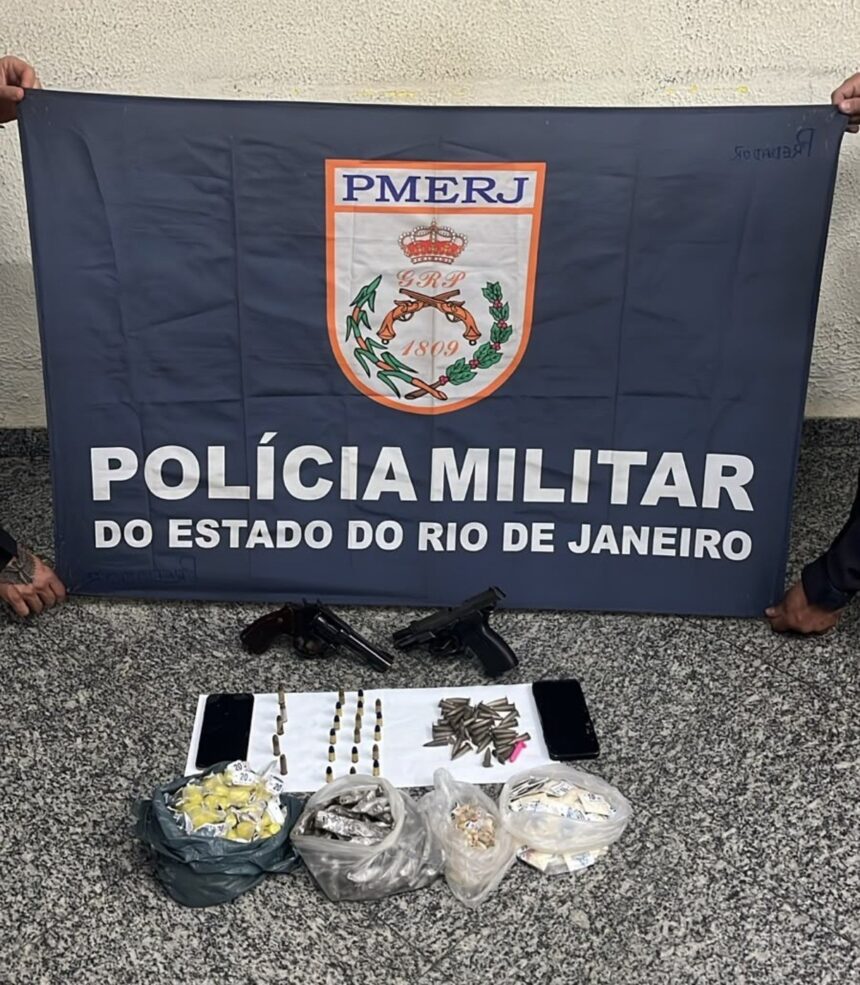Homem é preso e três adolescentes são apreendidos com armas e drogas em Três Rios