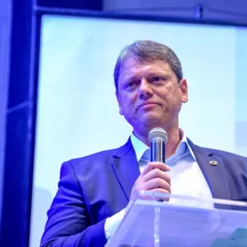 “Nós amamos Jair Messias Bolsonaro”, diz Tarcísio em convenção em SP