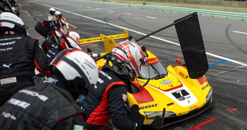 IMSA: Bandeiras amarelas marcam primeira metade da prova em Road América; Porsche Penske lidera após 3h