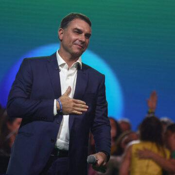 Flávio acena ao Nordeste em dia de convenção de Lula Primárias da direita ainda não ameaçam Flávio Bolsonaro – 03/08/2026 – Encaminhado com Frequência