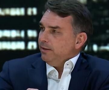‘Milei, parabéns’: Flávio elogia ataques do argentino em discurso no Brasil