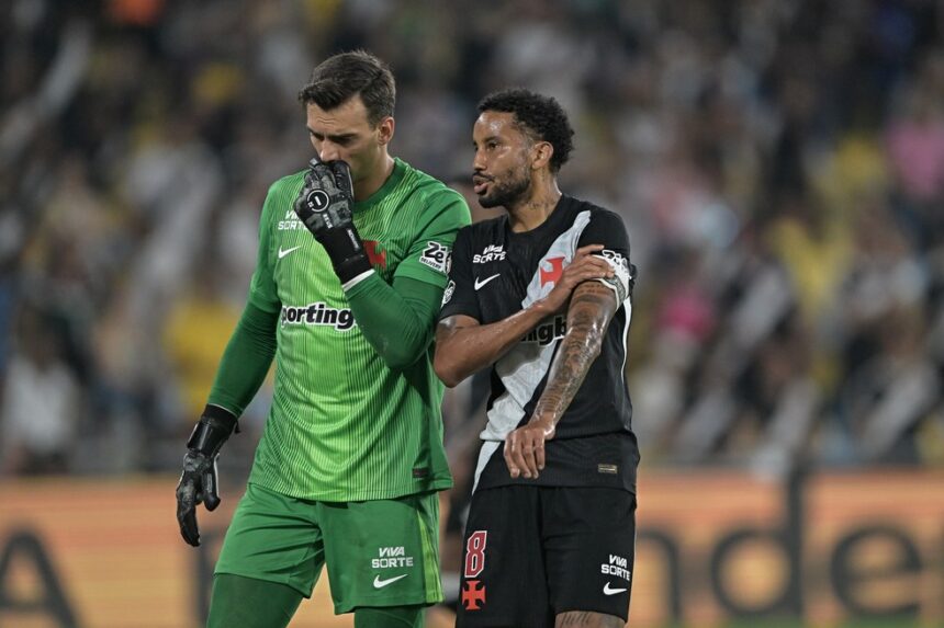Retorno de Jair ao time titular amplia opções no meio Retorno de Jair ao time titular amplia opções no meio do Vasco