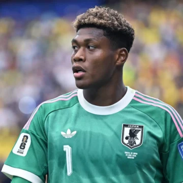 PSG e Juventus entram em disputa para contratar Suzuki, goleiro PSG e Juventus entram em disputa para contratar Suzuki, goleiro da seleção japonesa
