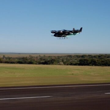 eVTOL de subsidiária da Embraer realiza primeiro voo de transição