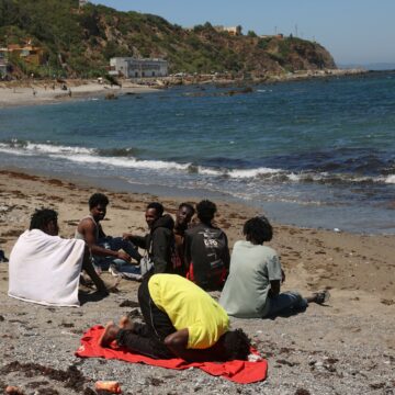 Imigrantes que seguem em Ceuta dormem em praia vigiada pela polícia; são de 3 a 5 mil, estimam autoridades