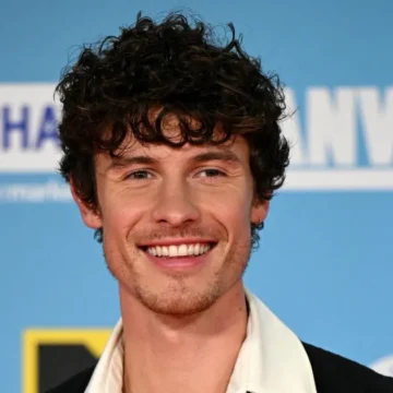 Shawn Mendes é flagrado por fã em igreja em São Paulo; veja