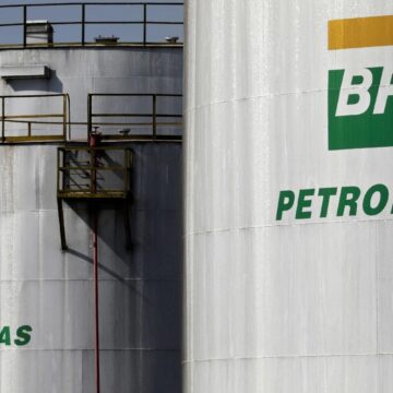 Petrobras eleva preço da gasolina para distribuidoras, mas preço final não deve mudar; entenda