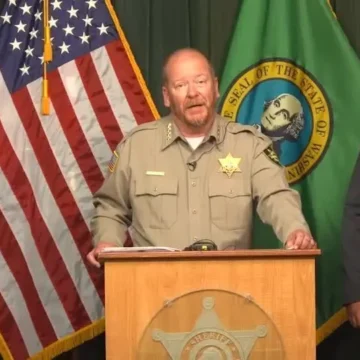 Homem é preso por suspeita de provocar incêndio Old Trails, Homem é preso por suspeita de provocar incêndio Old Trails, em Washington
