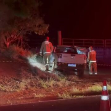 Motorista e passageiro morrem após caminhonete ser atingida por caminhão, no PR