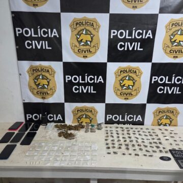 Operação prende dois homens e apreende quatro adolescentes suspeitos de tráfico de drogas em Pipa