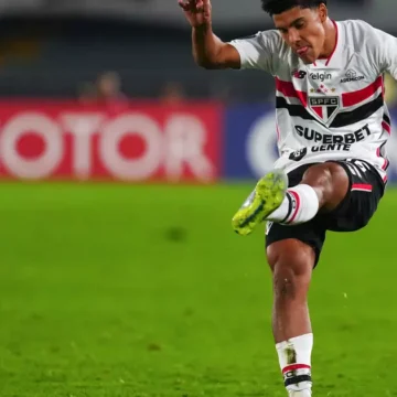 Nicolas, lateral do São Paulo, é preso após atropelar e Nicolas, lateral do São Paulo, é preso após atropelar e matar idoso em Barueri
