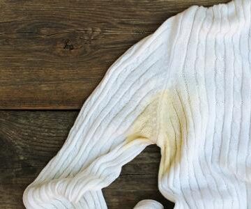 Como tirar manchas amarelas de roupa branca sem usar água Como tirar manchas amarelas de roupa branca sem usar água sanitária