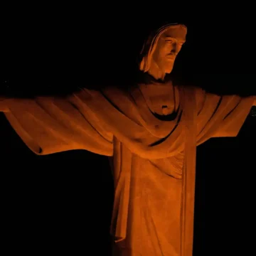 Cristo Redentor iluminado na cor laranja alerta contra o feminicídio