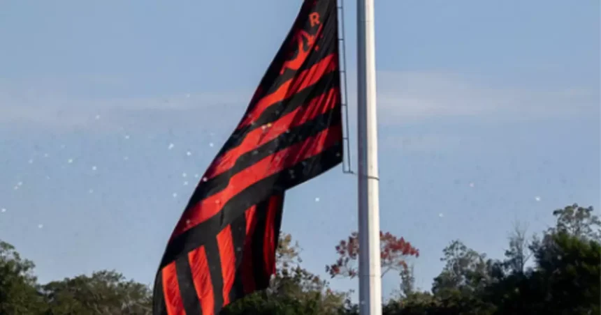 Diretoria toma decisão sobre atacante, lateral vive drama e Flamengo vira assunto internacional: as últimas notícias do Mengão