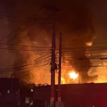 Incêndio em fábrica química tem explosões e milhões de litros para queimar