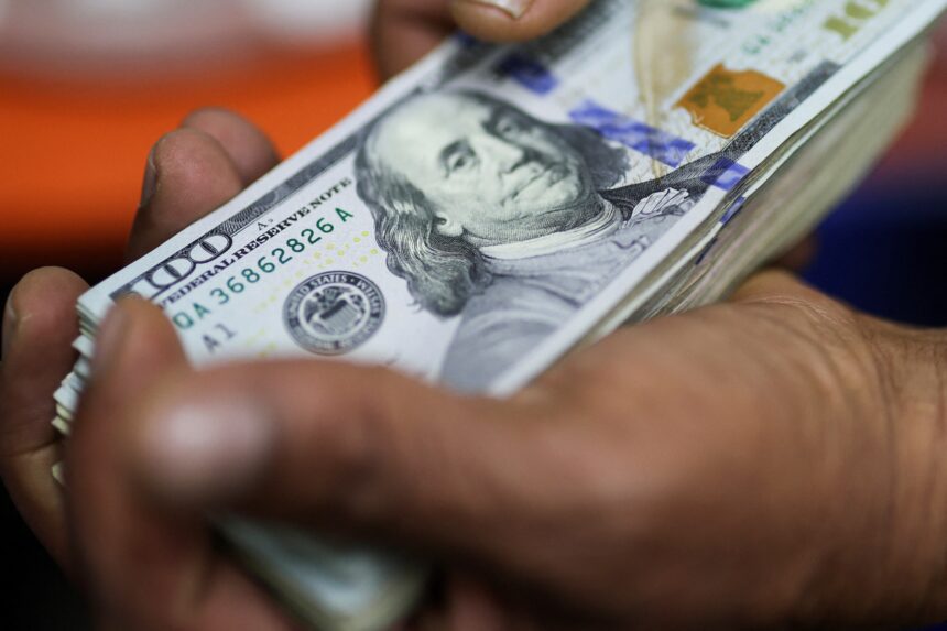 Dólar abre em queda, à espera da nova decisão de juros do BC e de olho no Oriente Médio
