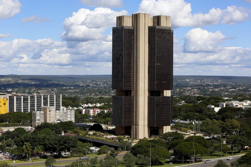 Apesar de corte na Selic, Brasil tem o maior juro real do mundo; veja ranking