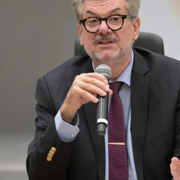 Em sessão restrita e sem auxiliares, começa julgamento de Buzzi por assédio