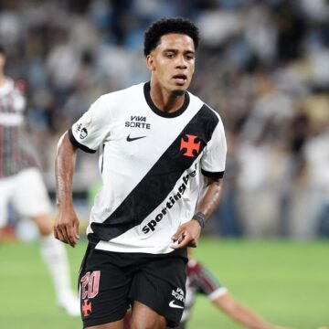 De negociável a herói, Brenner vive noite de redenção no Vasco após 2 gols contra o Fluminense